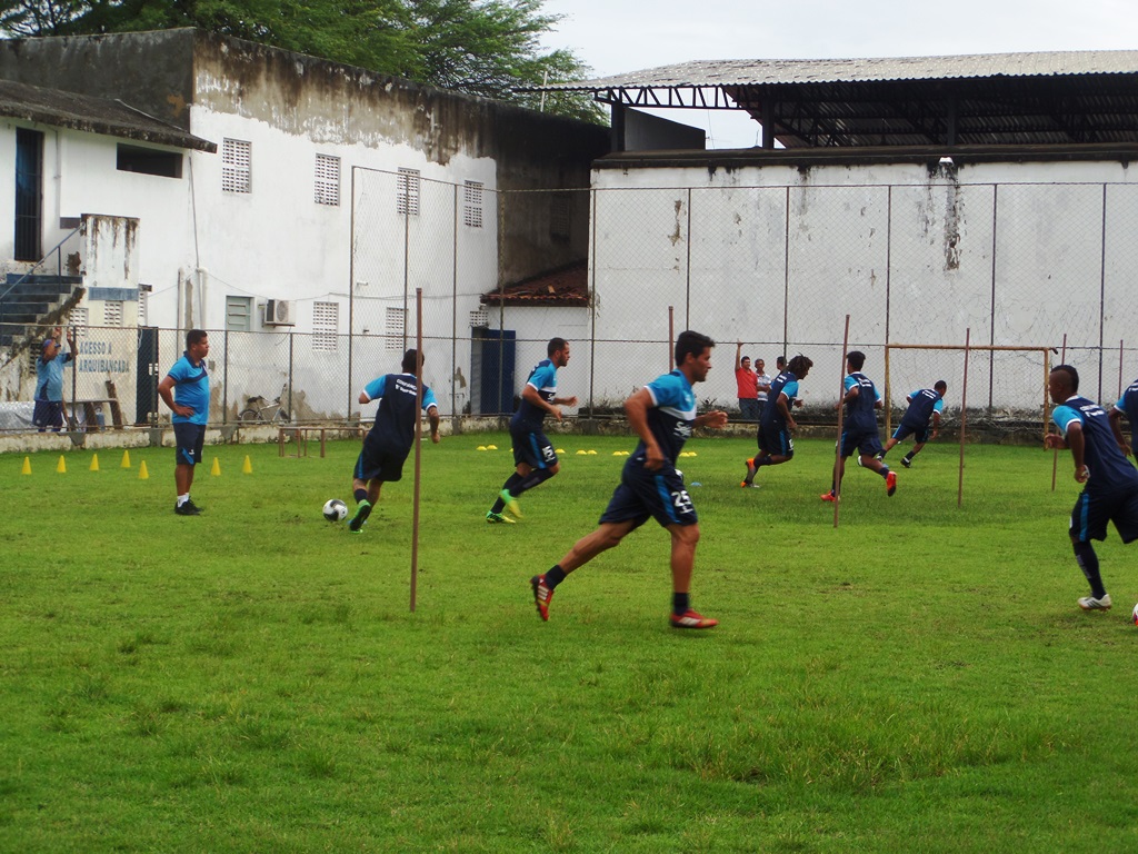 Jogadores fizeram circuito de exercícios físicos com o preparador Carlinhos Silva.