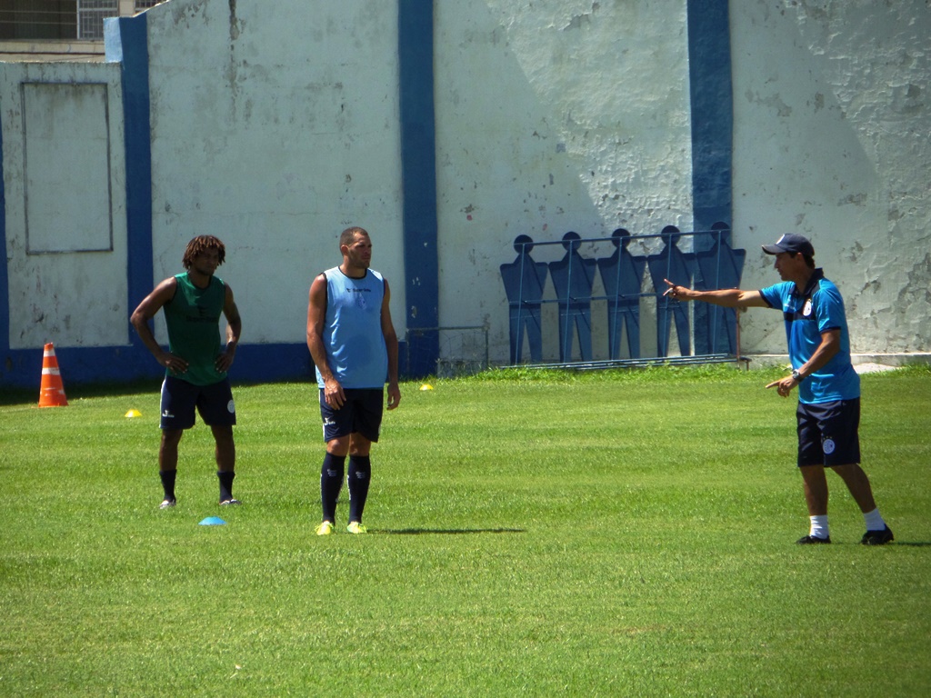 Professor Betinho distribuiu as últimas orientações antes do maior clássico do futebol sergipano.