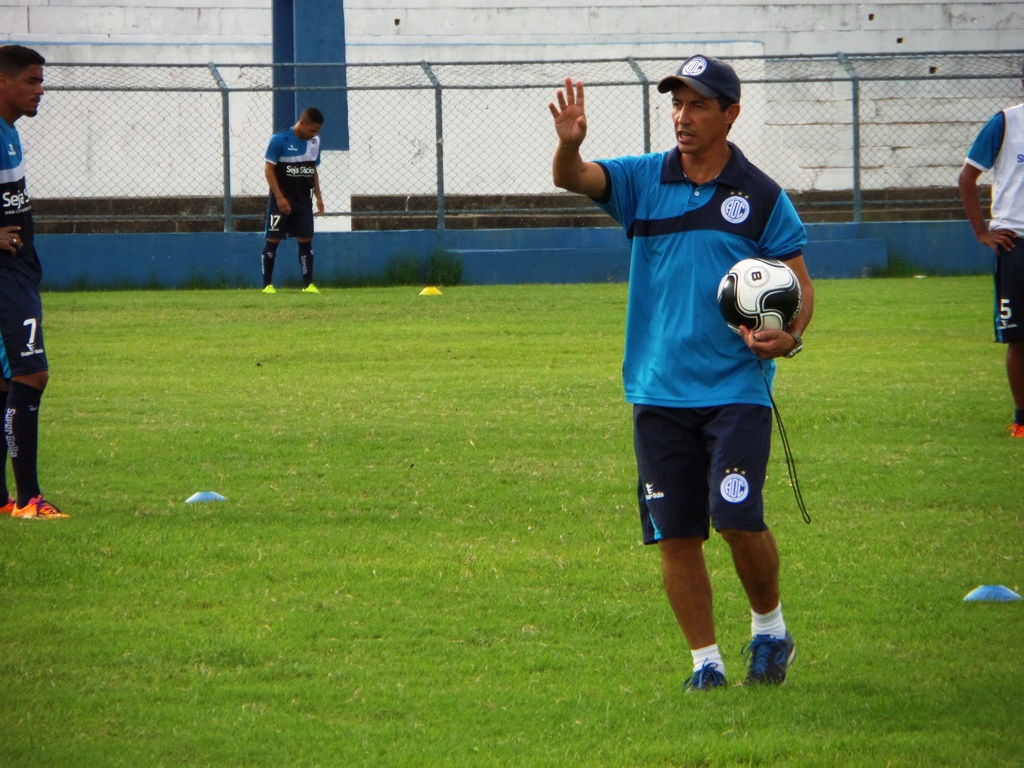 técnico Betinho dá as últimas instruções táticas aos atletas.