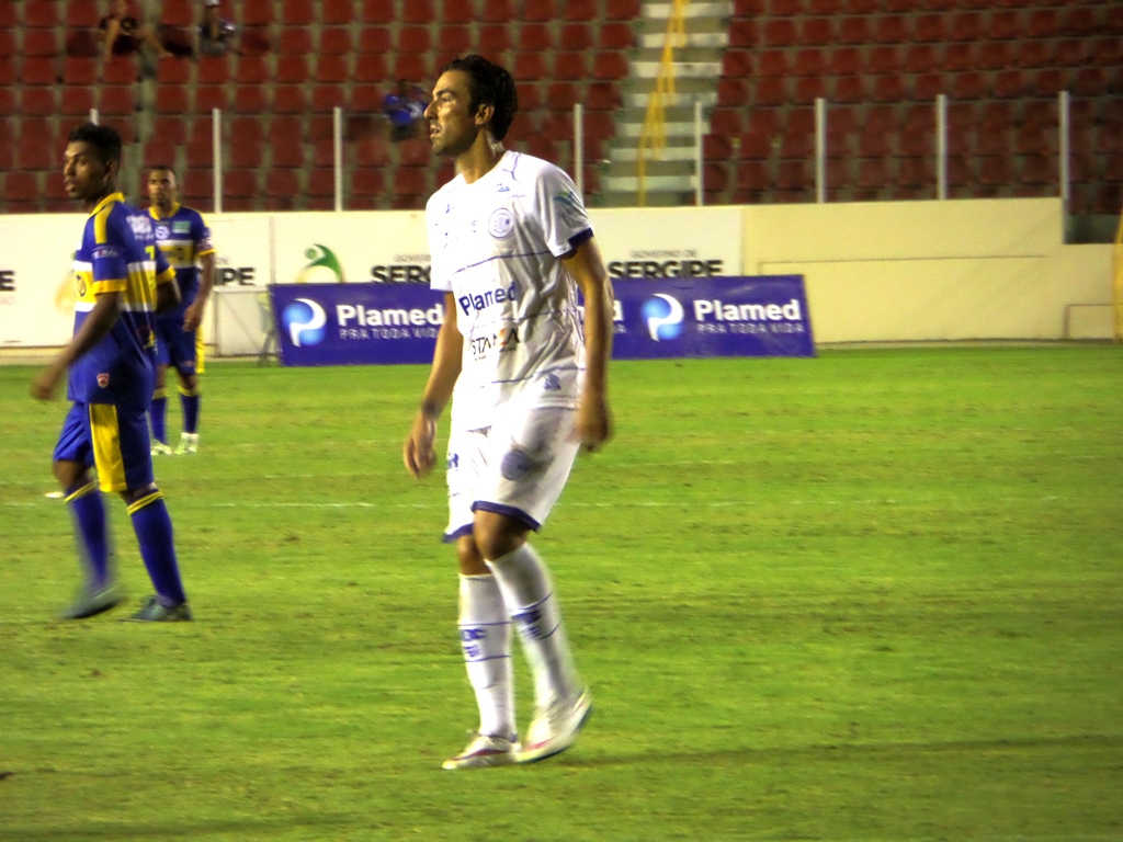 Leandro Kível marcou os 2 gols do Confiança e assumiu a artilharia da competição.