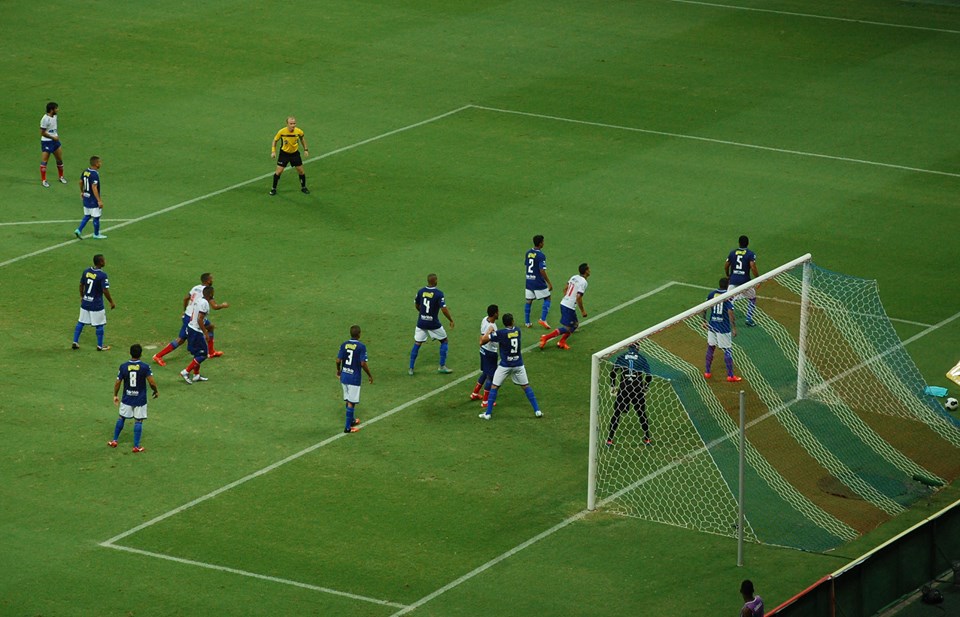O time azulino jogou bem no primeiro tempo, mas levou dois gols na segunda etapa.