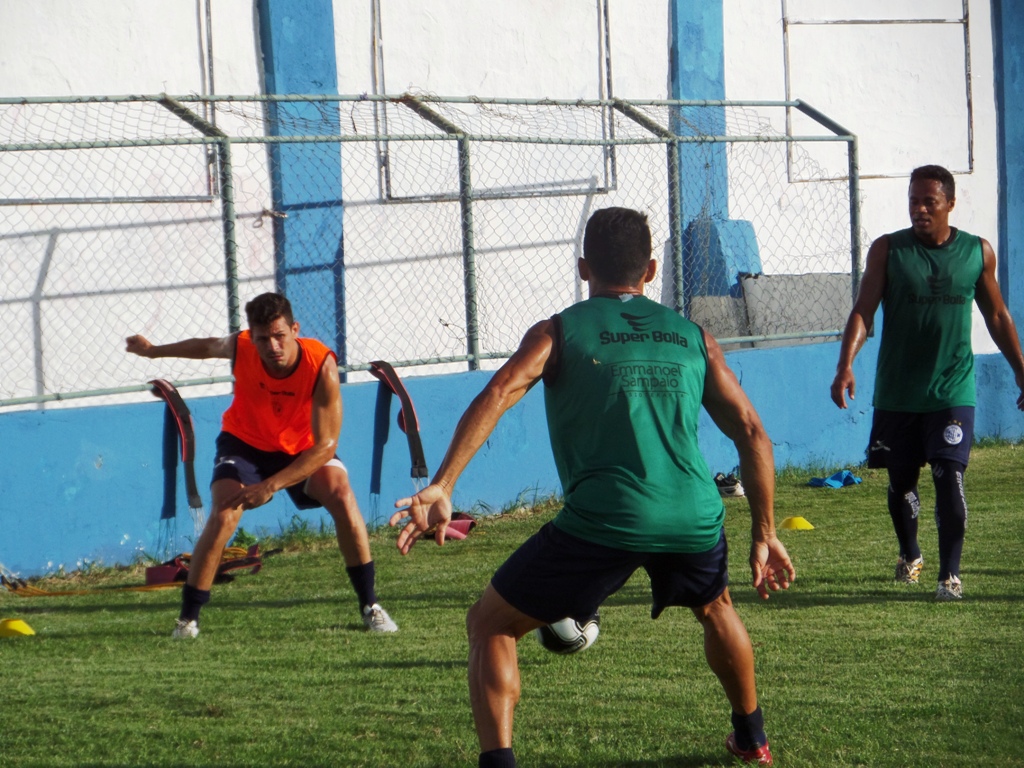 Na segunda parte do treino, os atletas treinaram com bola em campo reduzido.