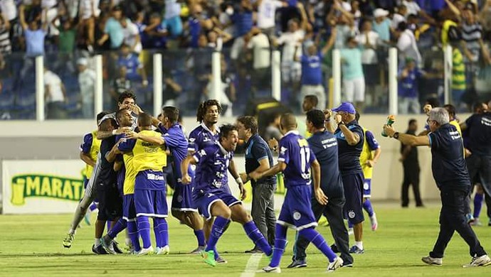 Alegria: jogadores comemoram o gol de Everton junto com reservas e comissão técnica. (Foto: Jorge Henrique)