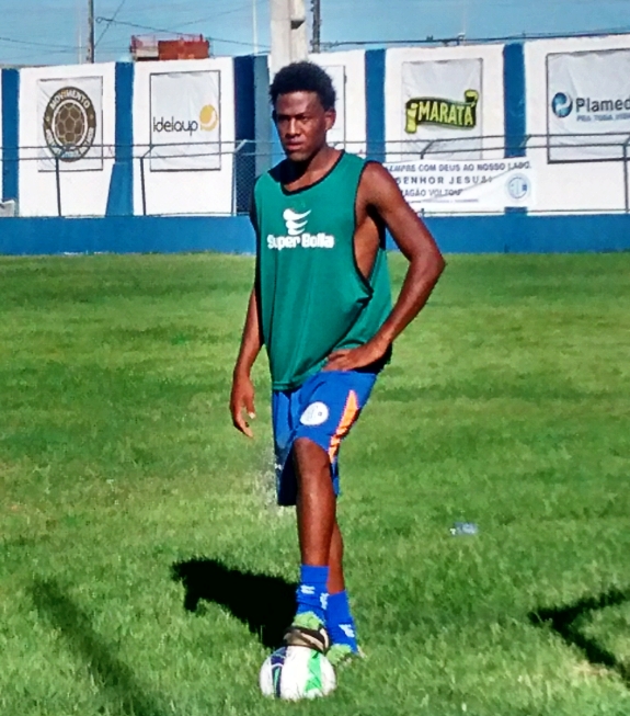 Confiança contrata zagueiro André Bahia