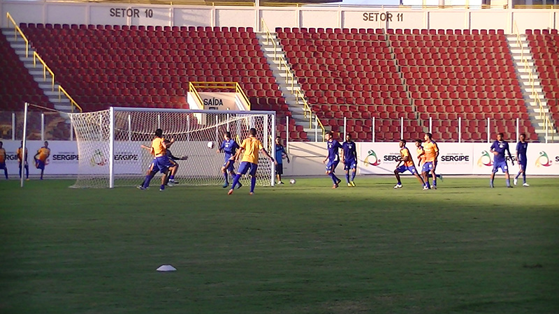 De cabeça, o atacante Landro Kivel marcou o segundo gol do jogo