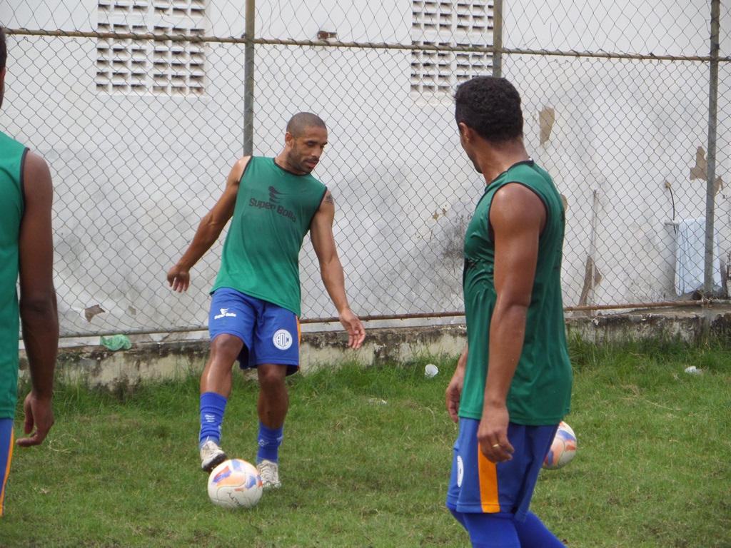 recuperado da torção, zagueiro João Paulo treinou com o grupo e joga contra o Águia.