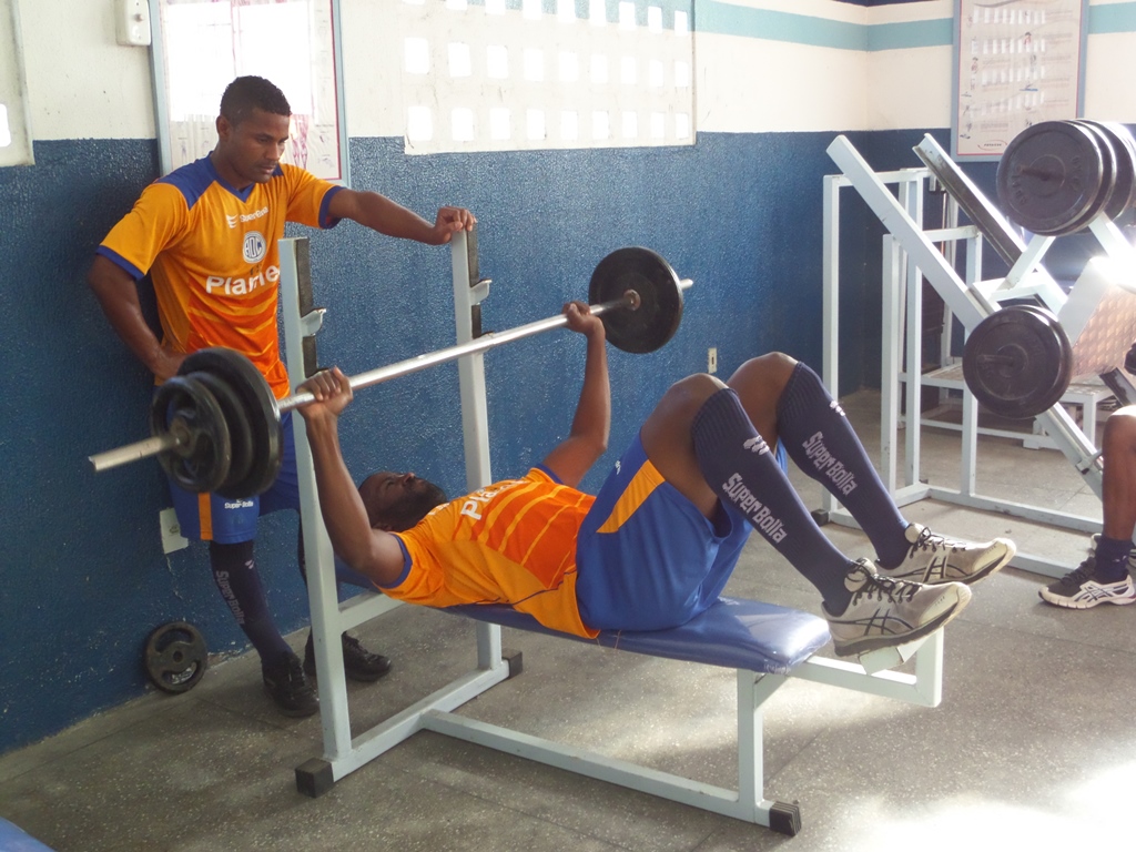 Atletas fizeram treino físico na academia do Sabino Ribeiro.
