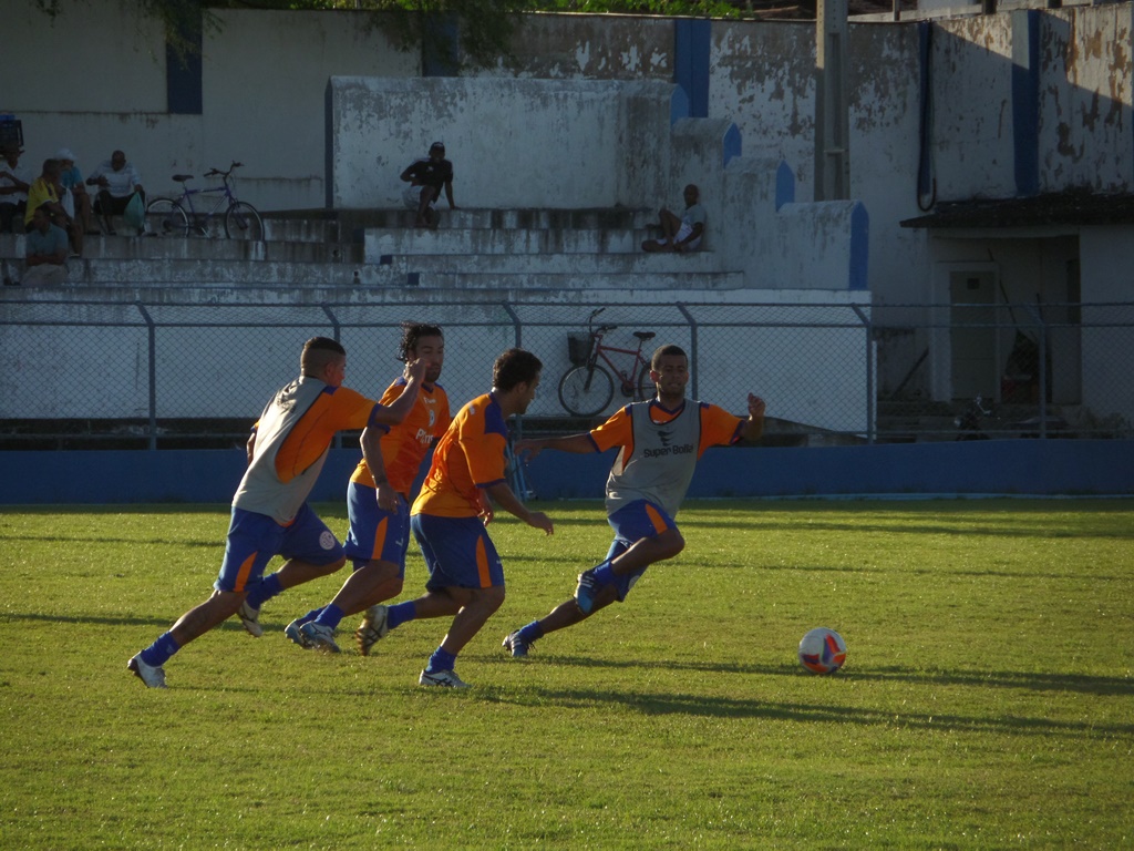 Jogadores realizaram coletivo na tarde de sexta-feira, no Sabino Ribeiro.