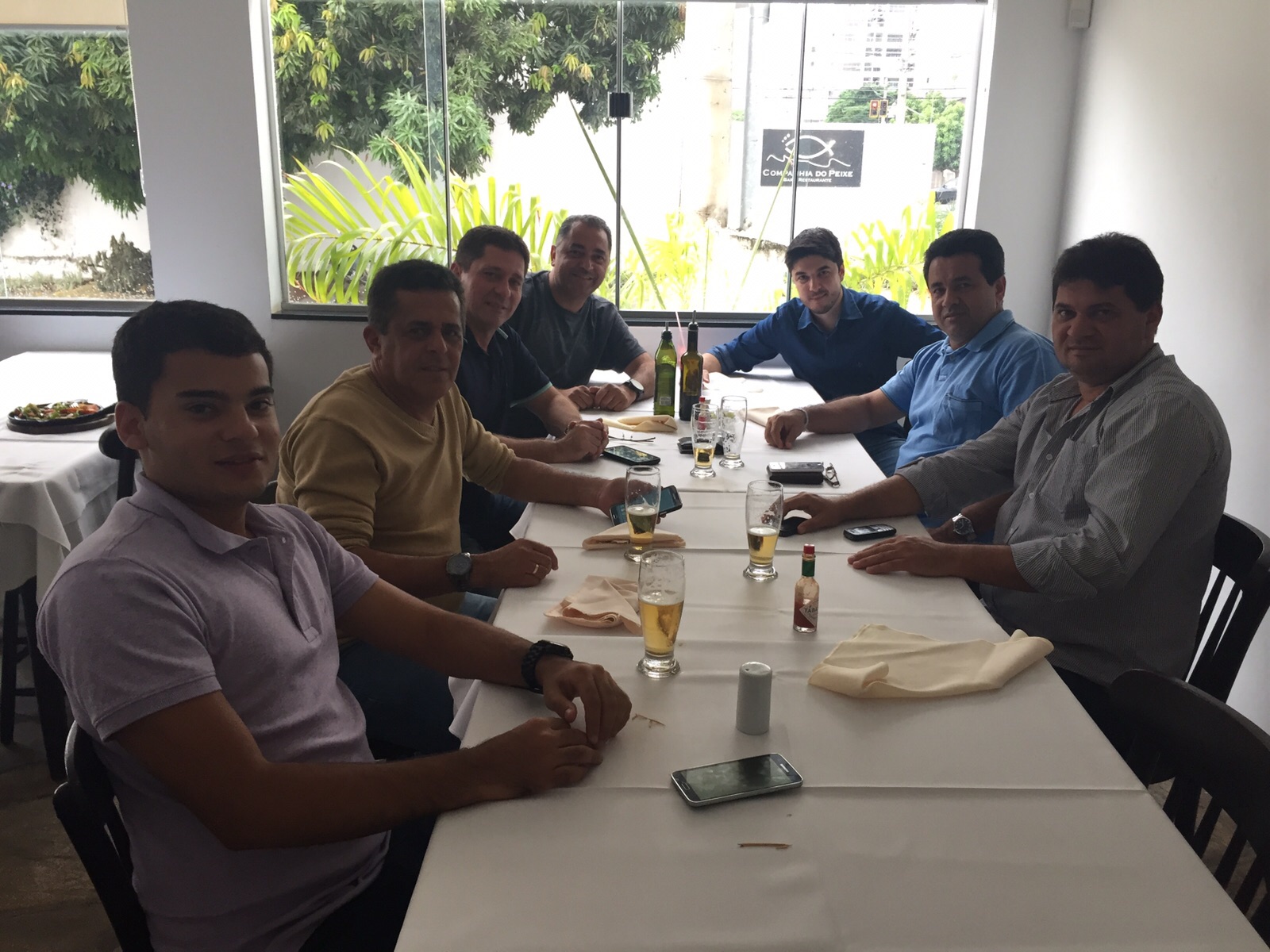Diretoria azulina se reúne com fornecedor de material esportivo em almoço de negócios.