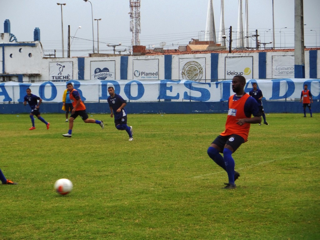Elenco azulino realizou treino físico-técnico no campo principal do Sabino Ribeiro.