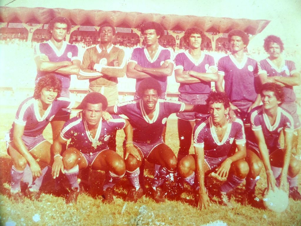 Elenco do Confiança desbancou o Londrina na década de 70. Abaixado, à esquerda, Nininho, autor de um dos gols da vitória sobre os paranaenses.