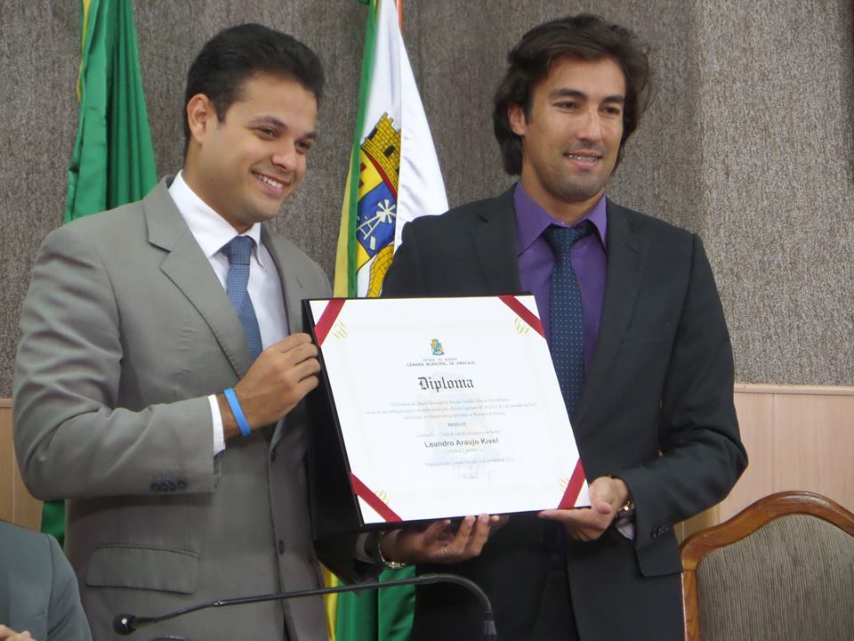Leandro Kível recebe o Título de Cidadão Aracajuano das mãos do vereador Anderson de Tuca.