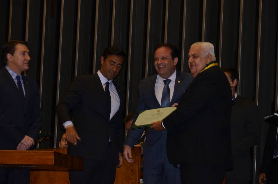 Luciano Barreto, presidente da construtora Celi, foi homenageado com Medalha de Mérito Legislativo.; (Foto: Fernando Chaves - Reprodução).