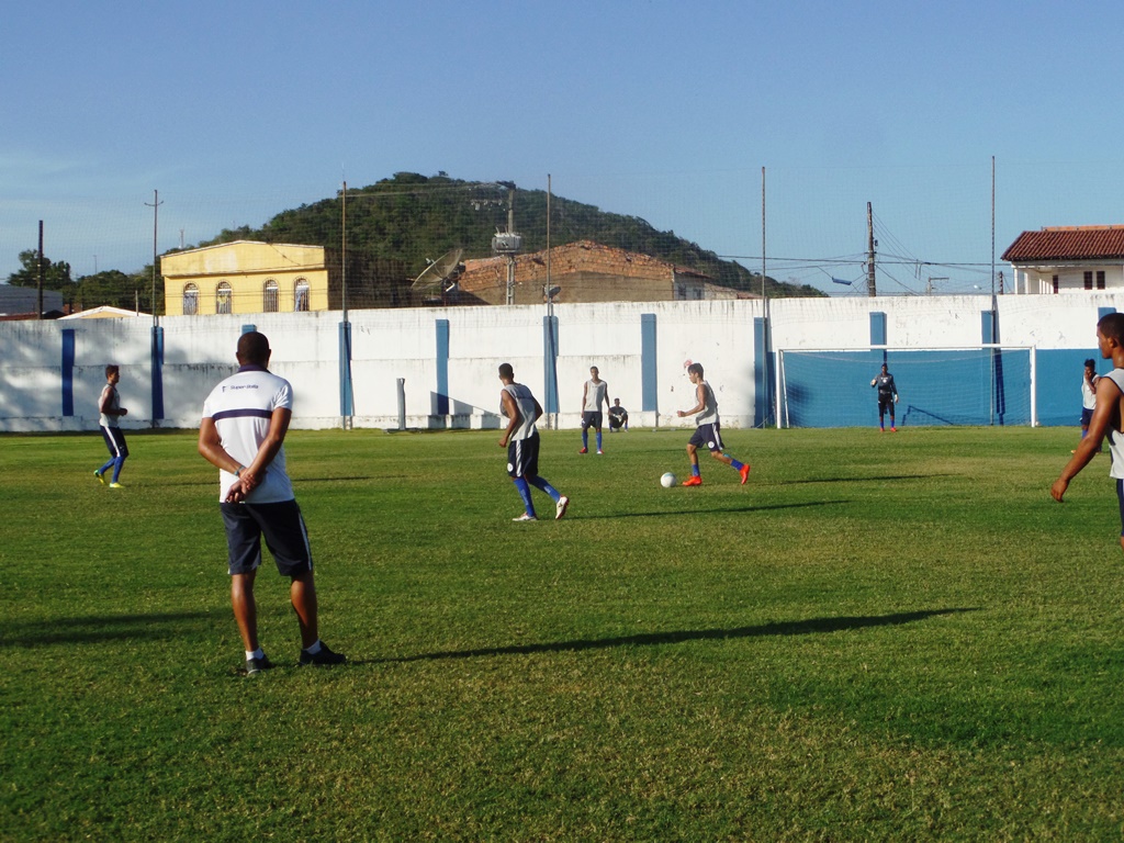 Treinador Batista coordenou treino com equipe Sub-19 no Sabino Ribeiro.