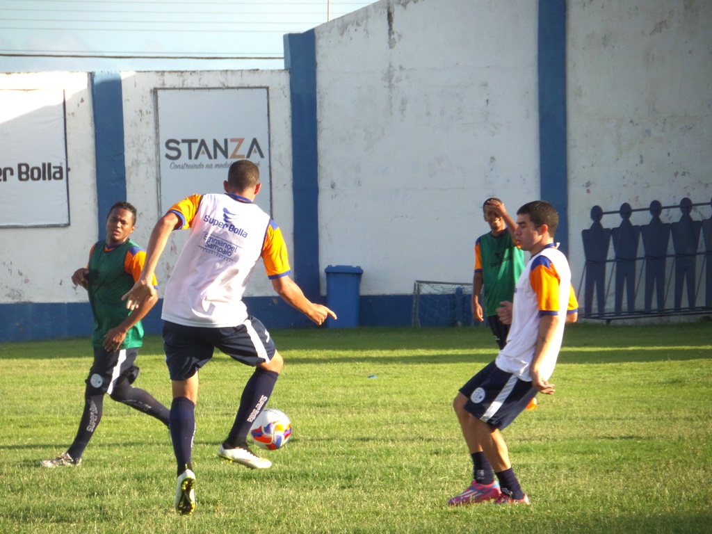 Os jogadores estão evoluindo fisicamente e já treinam com bola no Campo do Sabino.