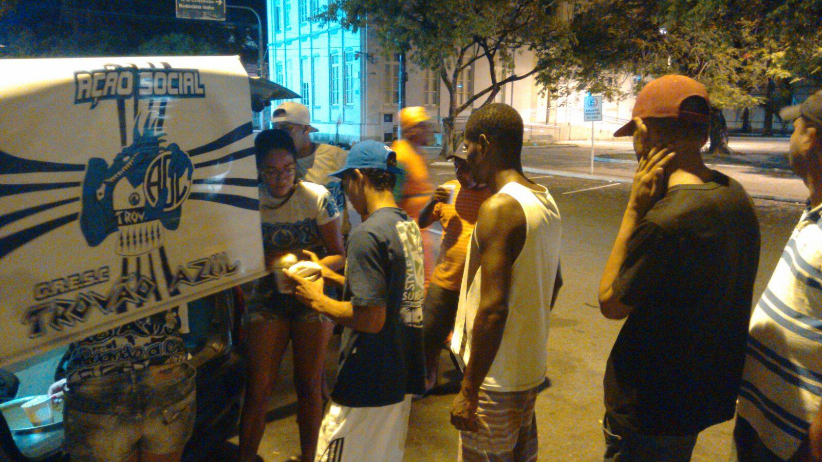 Torcida Trovão Azul distribuiu alimentos para os moradores de rua de Aracaju.