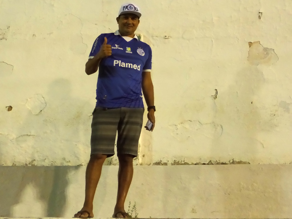 Torcedor Da Pista: a única camiza azulina na arquibancada do Estádio Municipal Juca Sampaio.